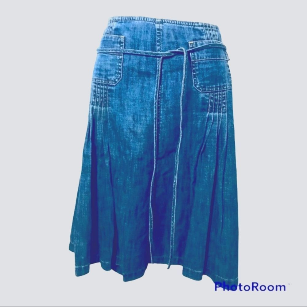 DNKY skirt.Dress it up w’a cute blouse or go casual w’a tank top & thongs.
